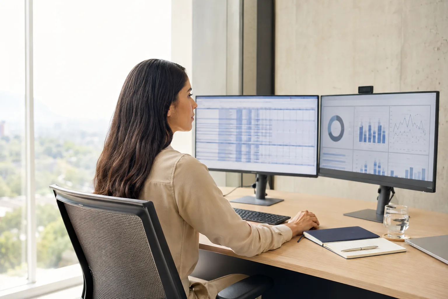 Analista de finanzas trabajando en las oficinas de RespAlta en Monterrey